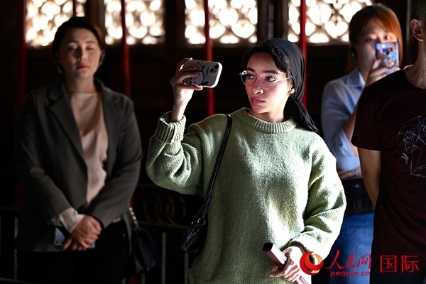 選手顏青（蘇丹）用手機(jī)記錄所見(jiàn)所感。人民網(wǎng) 盧鵬宇攝