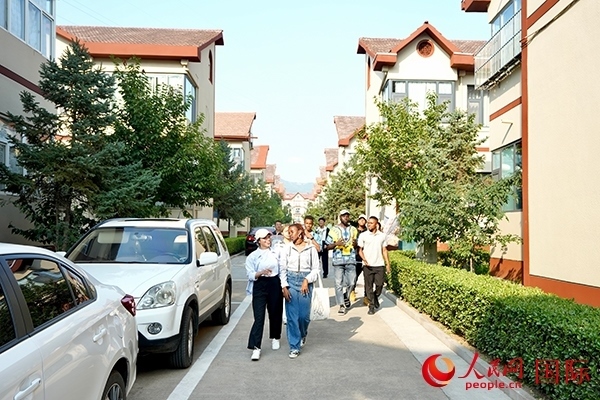 選手們?cè)诨食谴鍏⒂^。人民網(wǎng) 盧鵬宇攝