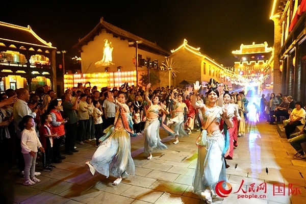 古城巡游隊(duì)伍。人民網(wǎng) 盧鵬宇攝