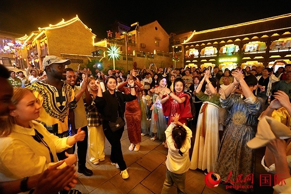 選手們和演員們一起舞蹈。人民網(wǎng) 盧鵬宇攝