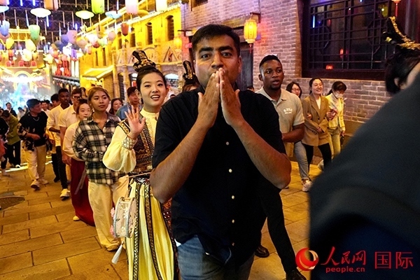 選手體驗(yàn)古城巡游。人民網(wǎng) 盧鵬宇攝