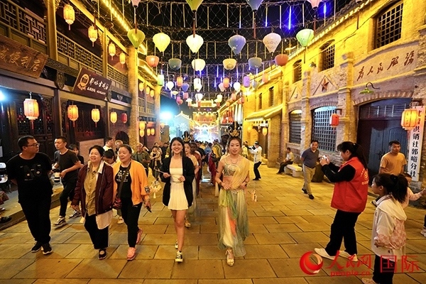 選手體驗(yàn)古城巡游。人民網(wǎng) 盧鵬宇攝