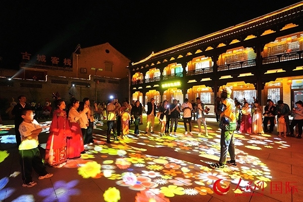 選手們和演員們一起載歌載舞。人民網(wǎng) 盧鵬宇攝