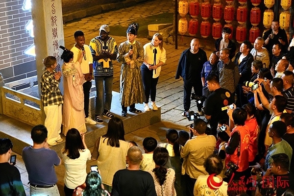 選手們一起演唱《大中國》。人民網(wǎng) 盧鵬宇攝