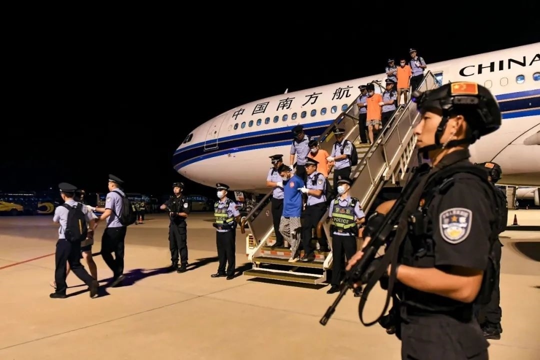 153名實(shí)施跨境裸聊敲詐的犯罪嫌疑人從印度尼西亞被押解回國(guó)。公安部供圖
