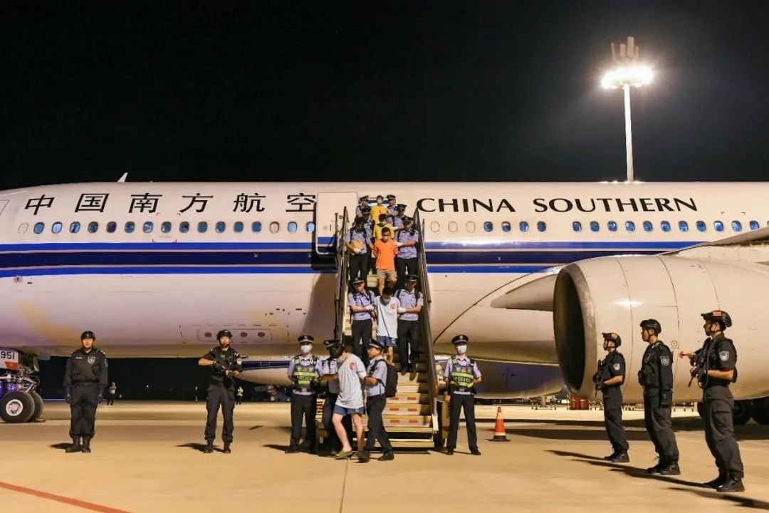 153名實(shí)施跨境裸聊敲詐的犯罪嫌疑人從印度尼西亞被押解回國(guó)。公安部供圖