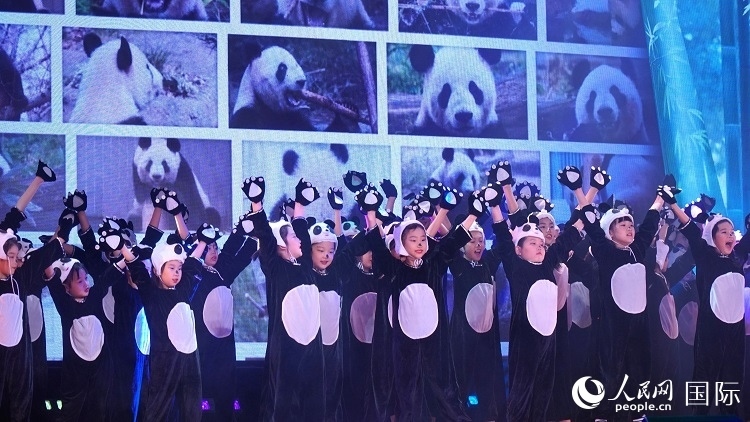 小演員們上演《歡樂功夫熊貓》。人民網(wǎng) 蔣曉辰攝