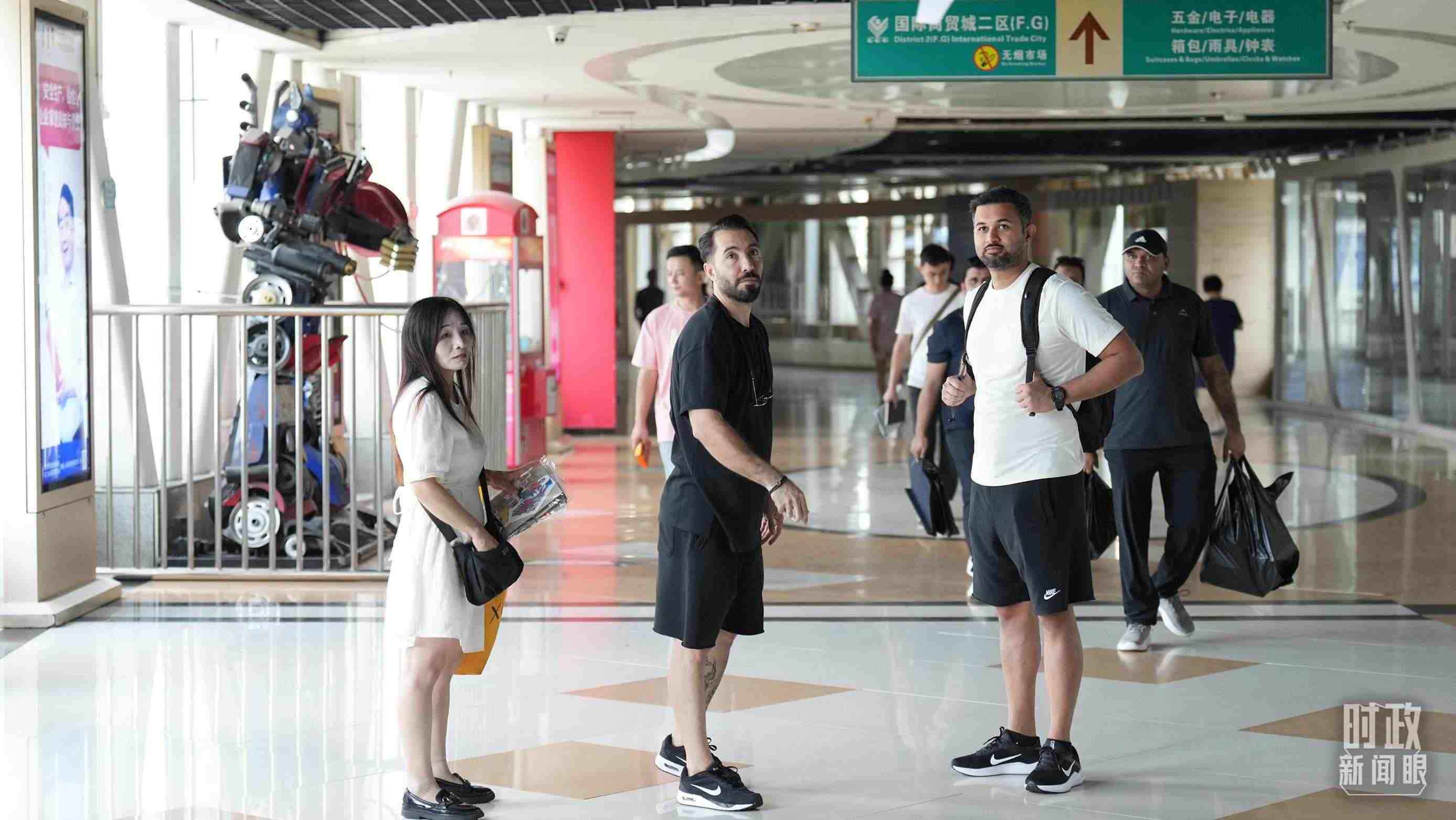 △義烏國際商貿(mào)城內(nèi)，來自世界各地的外商。（總臺國廣記者李晉拍攝）