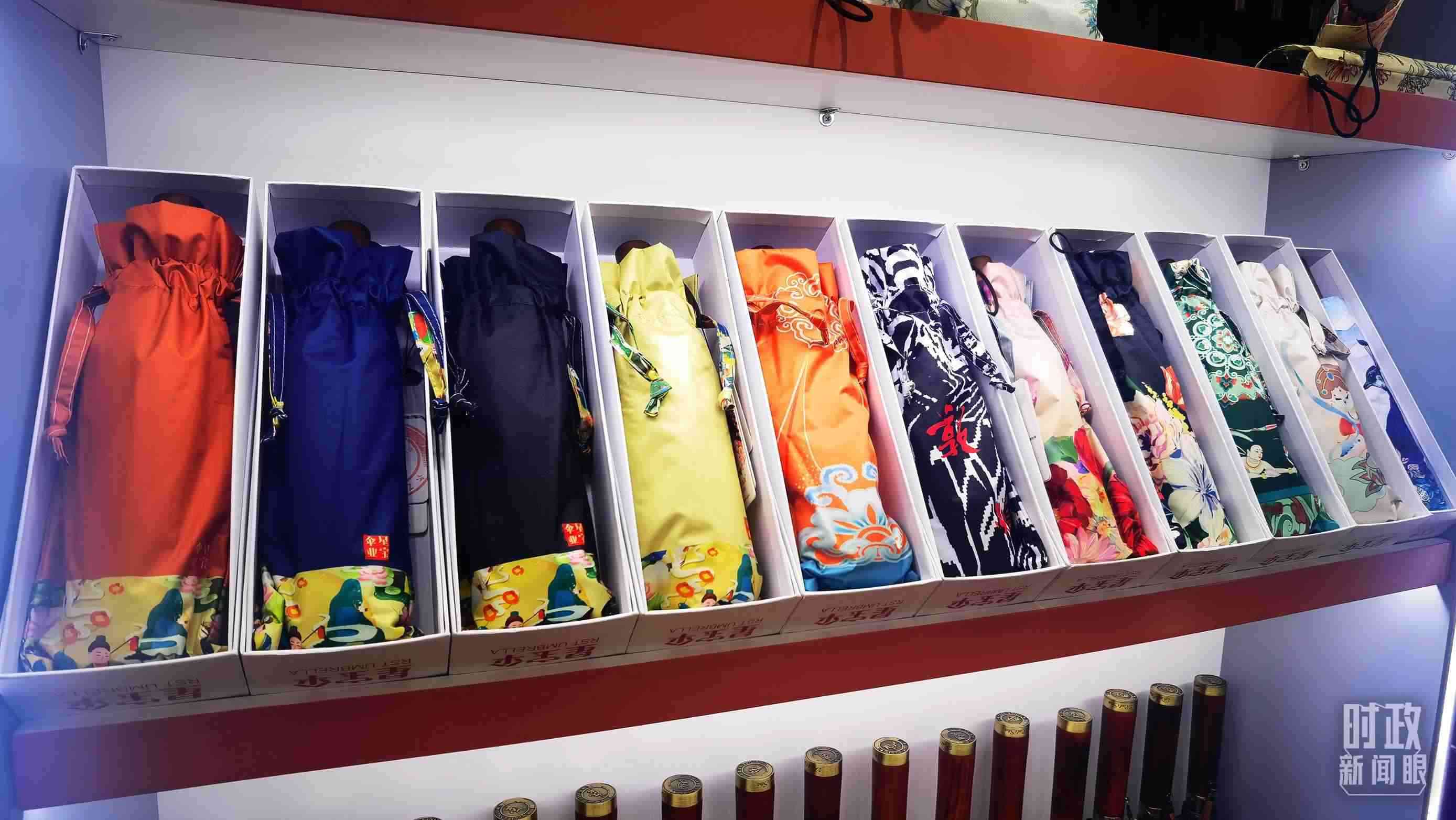 △商貿(mào)城內(nèi)的一家傘鋪，貨架上擺放著包裝精美的雨傘。（總臺央視記者范學(xué)禹拍攝）