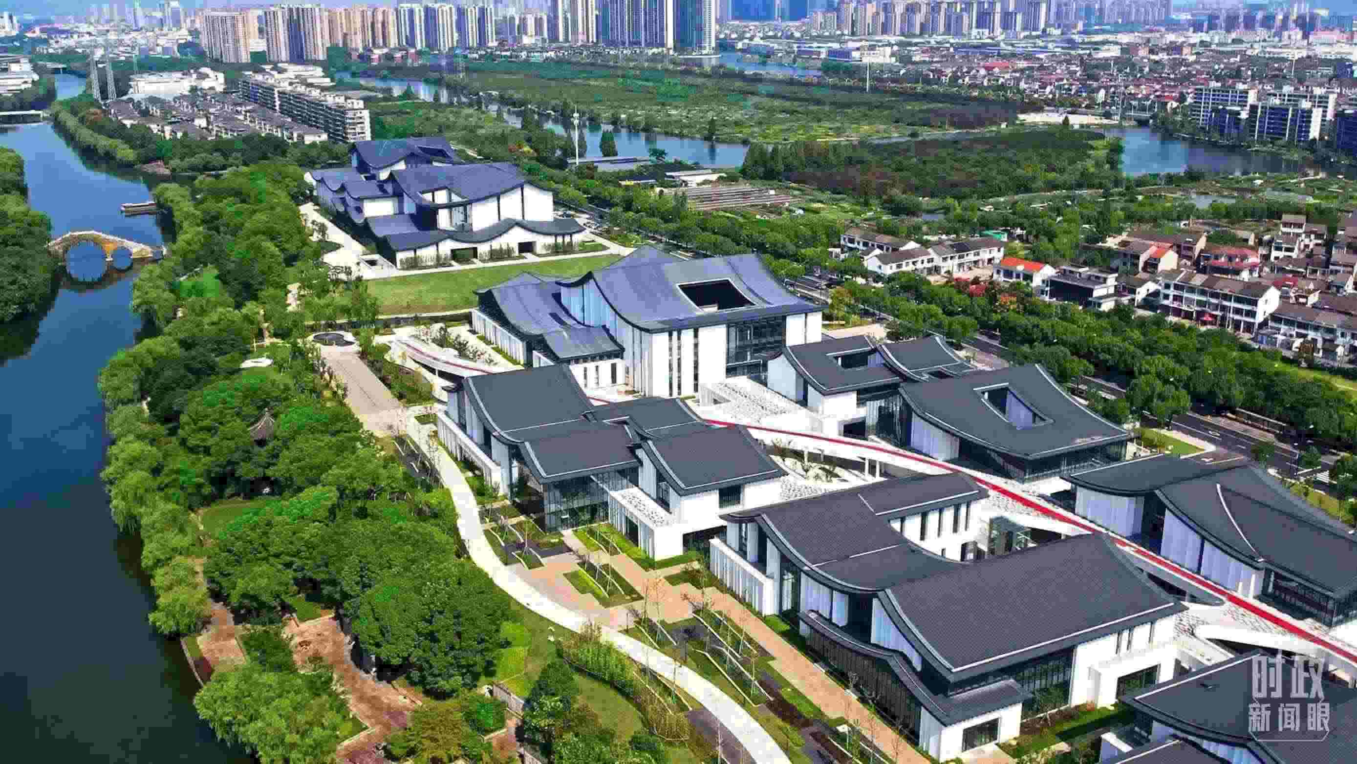 △臨河而建的浙東運河文化園。（總臺央視記者范凱拍攝）
