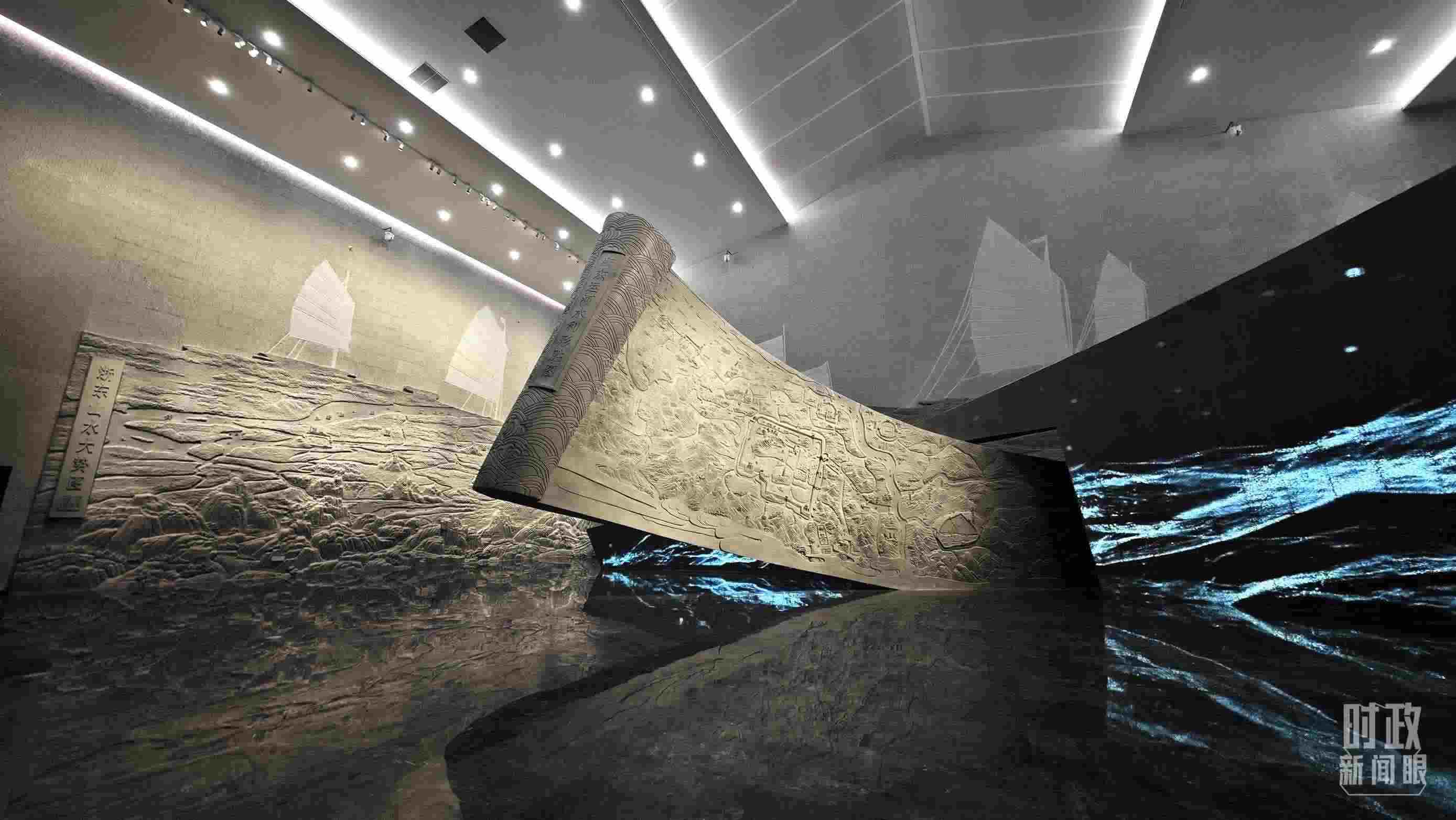 △博物館內(nèi)的《浙東運河水利形勝圖》《浙東山水大勢圖》浮雕。（總臺央視記者彭漢明拍攝）
