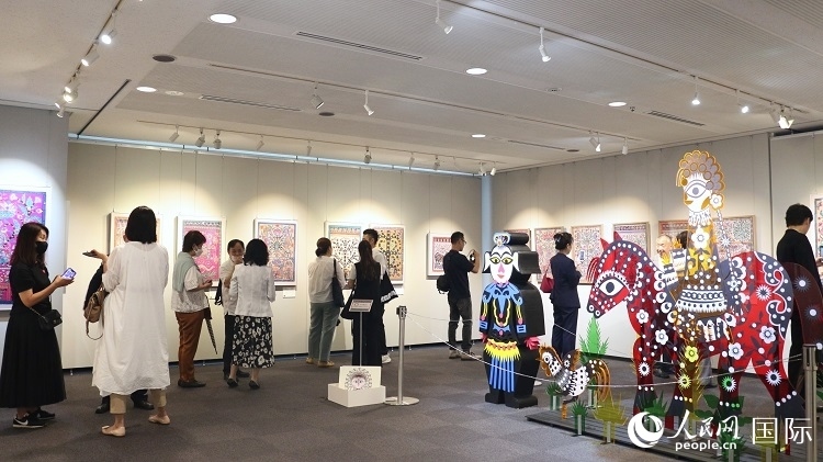 到場(chǎng)民眾觀看展覽。人民網(wǎng) 許可攝