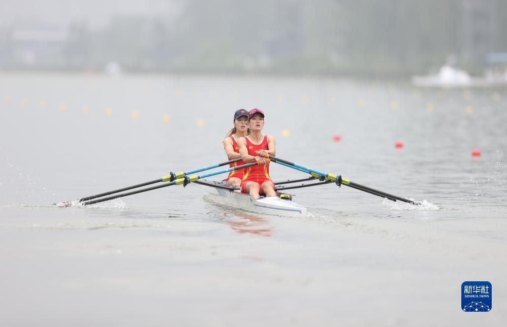 9月24日，鄒佳琪（左）/邱秀萍在決賽中。新華社記者 賈浩成 攝