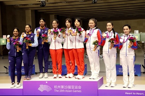 9月24日，杭州亞運(yùn)會(huì)射擊女子10米氣步槍團(tuán)體賽頒獎(jiǎng)儀式。人民網(wǎng)記者 胡雪蓉?cái)z