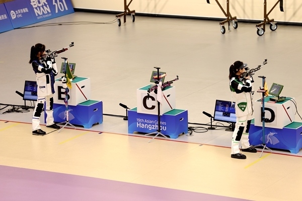 黃雨婷(左)、韓佳予在女子10米氣步槍個(gè)人賽比賽中。人民網(wǎng)記者 胡雪蓉?cái)z