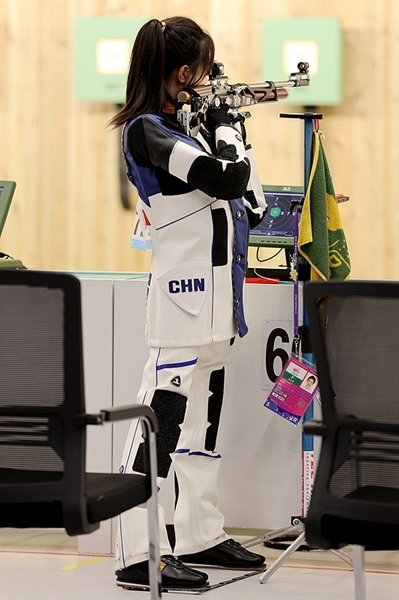 9月24日，黃雨婷在女子10米氣步槍團(tuán)體賽比賽中。人民網(wǎng)記者 胡雪蓉?cái)z