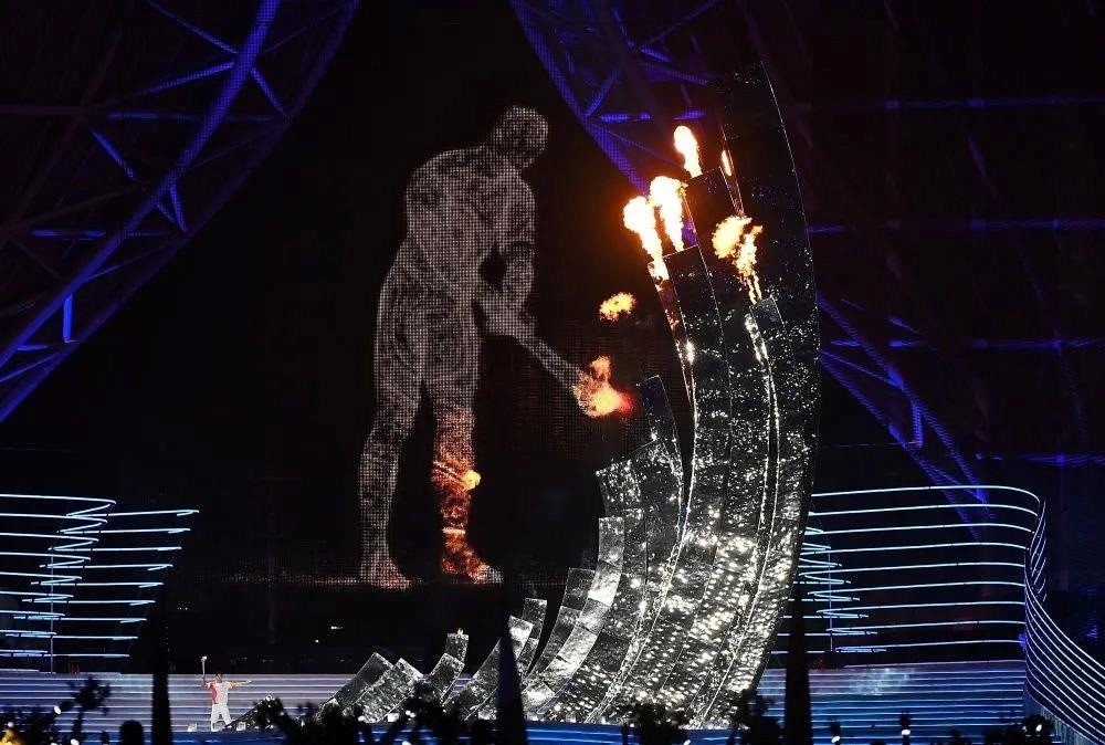 △“數(shù)字火炬手”點(diǎn)燃象征亞洲大團(tuán)結(jié)的亞運(yùn)之火。