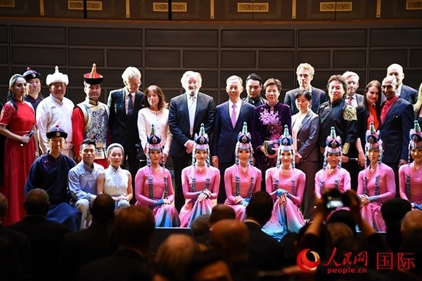 中國(guó)駐瑞典大使崔愛(ài)民夫婦與演職人員及部分來(lái)賓合影留念。人民網(wǎng)記者 殷淼攝