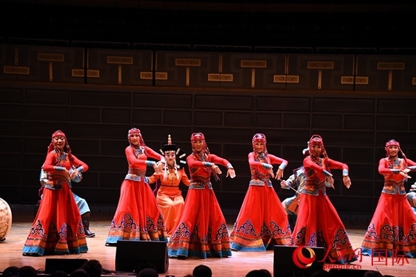 內(nèi)蒙古藝術(shù)劇院表演的《草原頌》劇照。人民網(wǎng)記者 殷淼攝