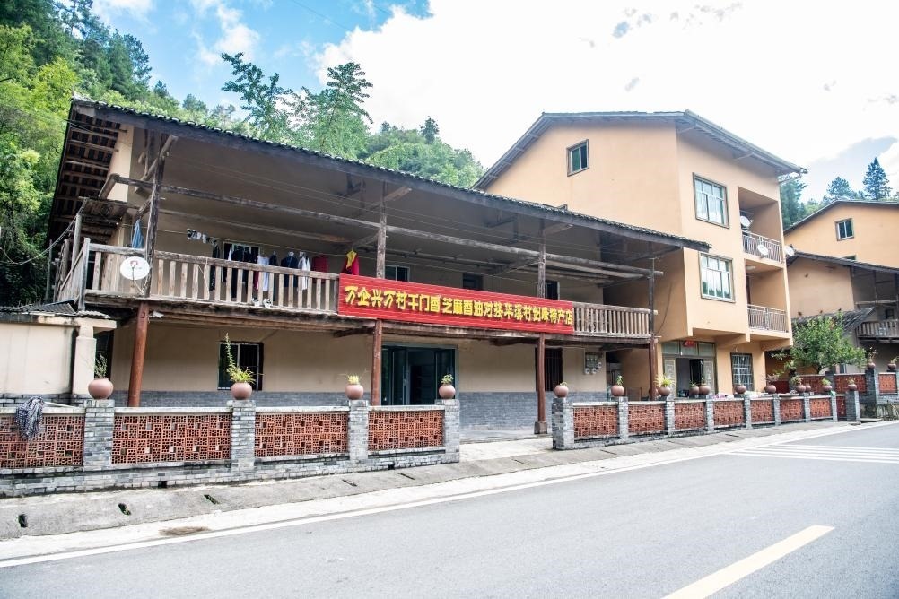 這是8月28日拍攝的危房改造后的村民張劍峰家。新華社記者 唐奕 攝