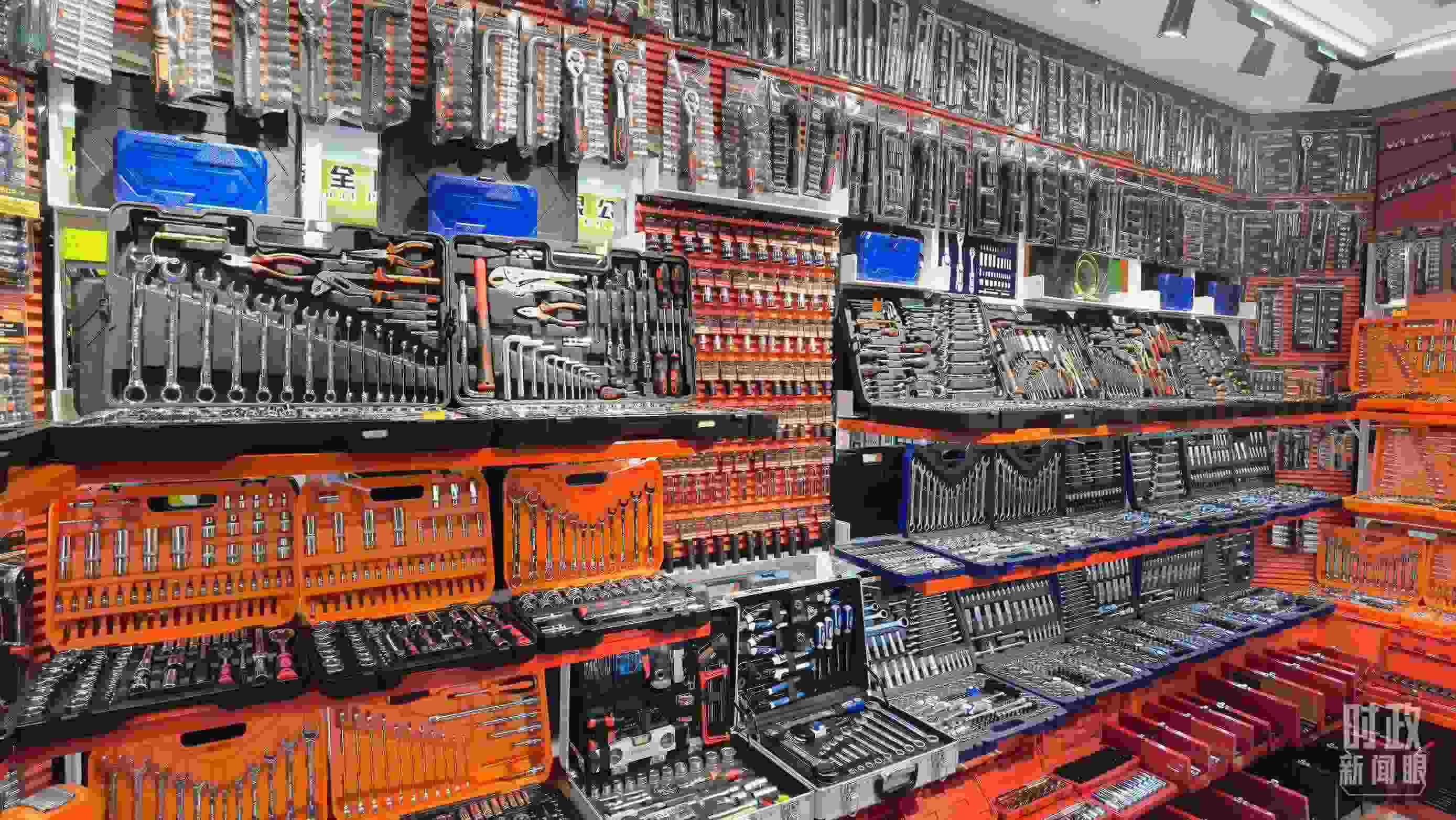 △義烏國際商貿(mào)城內(nèi)的一家五金店，貨品豐富。（總臺(tái)央視記者石丞拍攝）