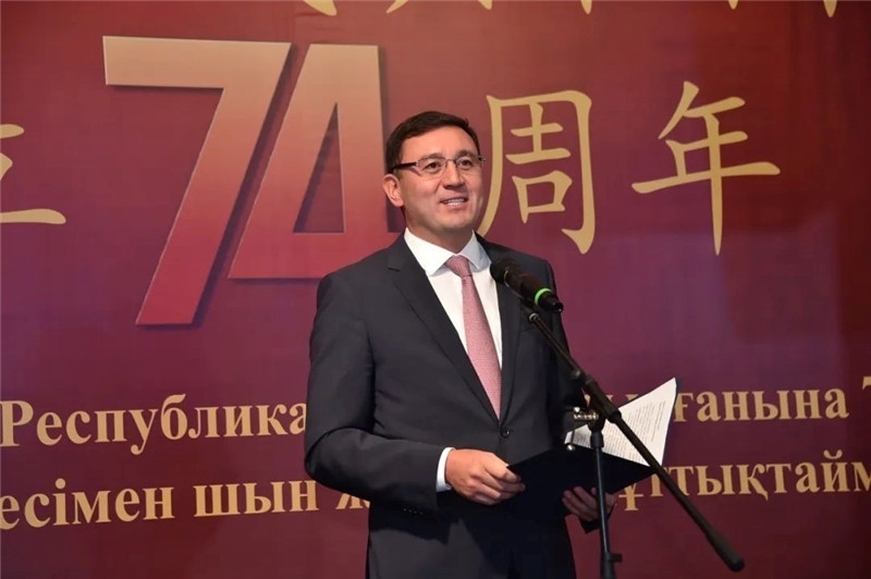 圖為哈外交部駐阿市代表布列格諾夫致辭。駐阿拉木圖總領(lǐng)館供圖