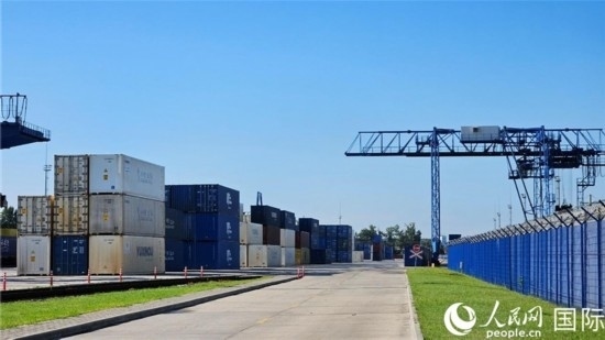  布列斯特北站，堆滿了來自中國的貨物。人民網(wǎng)記者 王震攝