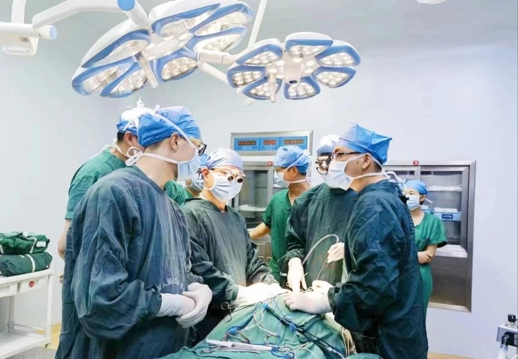 浙江省人民醫(yī)院畢節(jié)醫(yī)院的醫(yī)師團隊正在為患者李老伯進行手術(shù)。（王磊波 攝 新華社發(fā)）