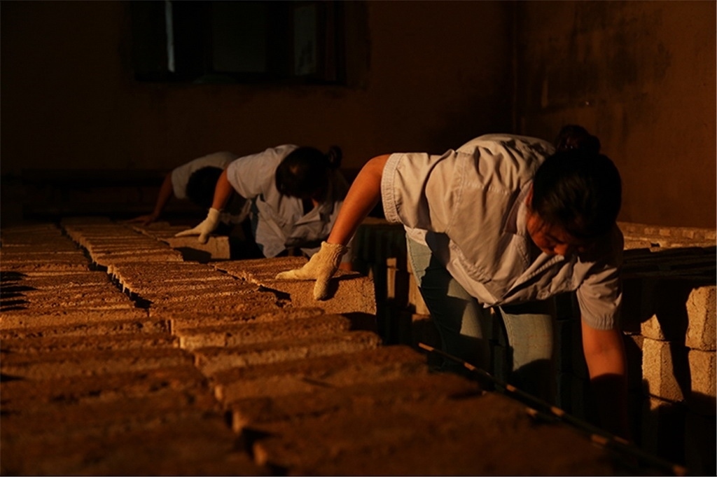 匠人師傅正在翻動(dòng)曲胚。張?zhí)炝z