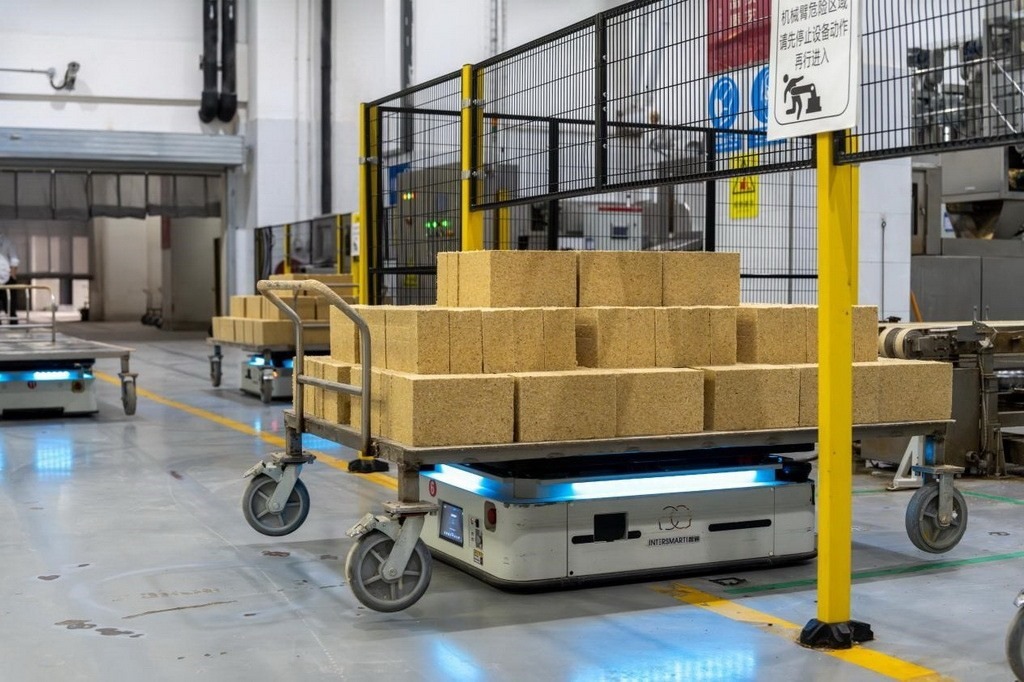 在701制曲車間，運(yùn)輸機(jī)器人等智能化設(shè)備已實(shí)現(xiàn)規(guī)模化應(yīng)用。王哲攝