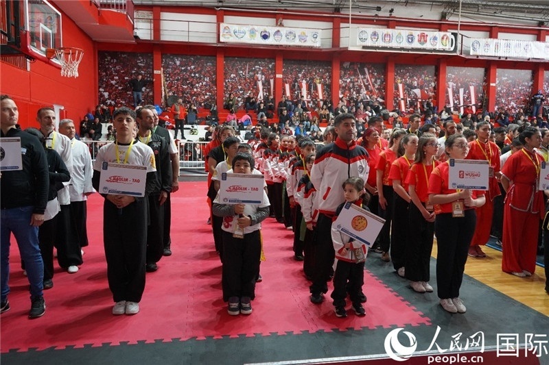 圖為開幕式現(xiàn)場運動員入場儀式。人民網(wǎng)記者 許放攝