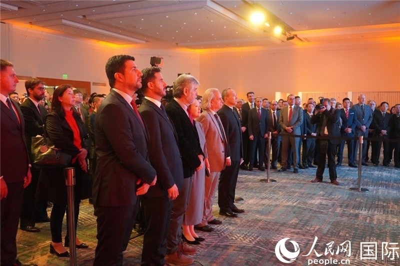 圖為招待會現(xiàn)場演奏兩國國歌。人民網記者 許放攝