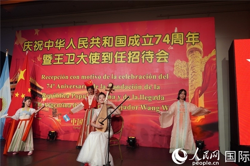 圖為招待會現(xiàn)場中國傳統(tǒng)樂器演奏和舞蹈展示。人民網記者 許放攝