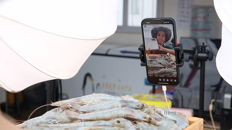 江蘇連云港，村民進行直播銷售。范堯攝