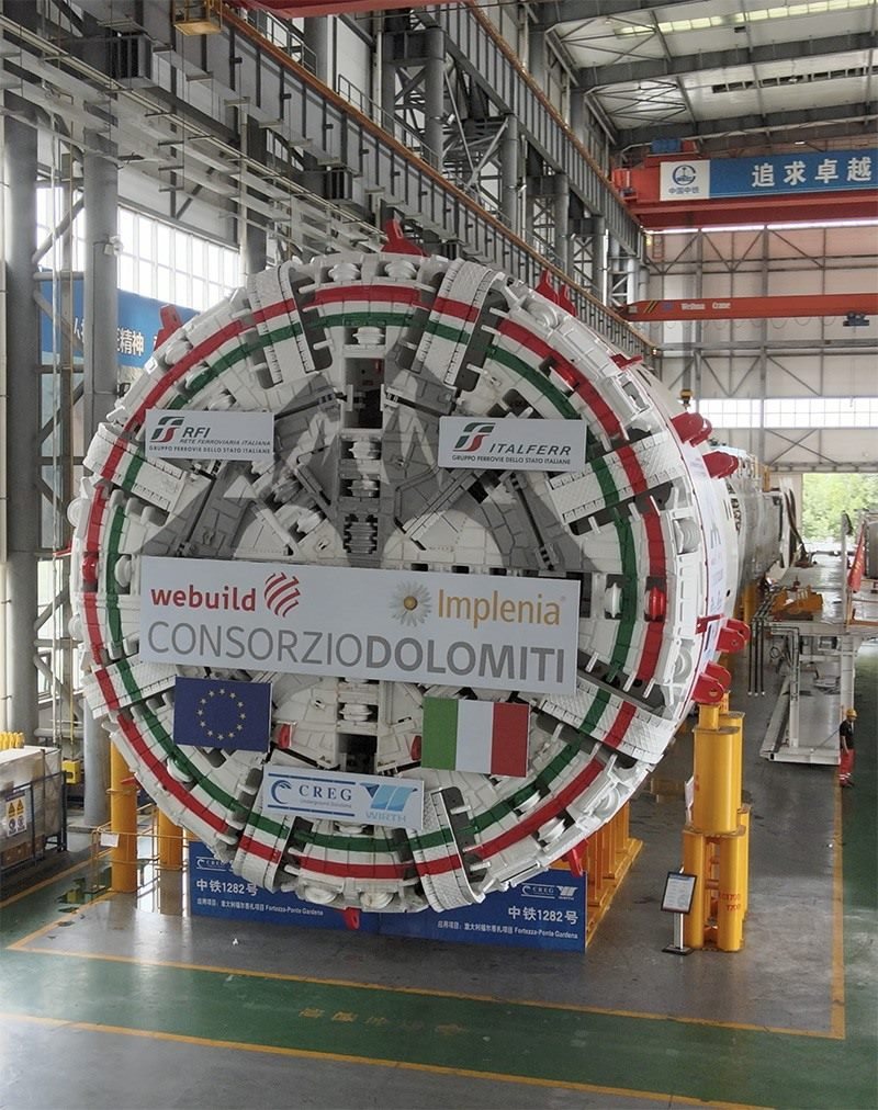 圖為中鐵裝備集團盾構(gòu)總裝車間。人民網(wǎng)記者 唐宋攝