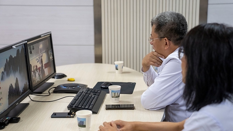 新疆醫(yī)科大學第一附屬醫(yī)院專家團隊與哈薩克斯坦國立科學研究中心的專家對患者進行跨國遠程會診。人民網(wǎng)記者 許崢攝