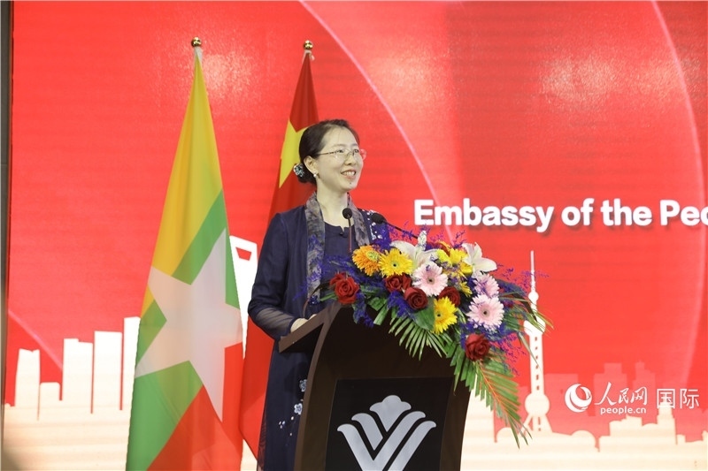 圖為使館臨時代辦曹靜致辭。人民網(wǎng)記者 謝佳君攝