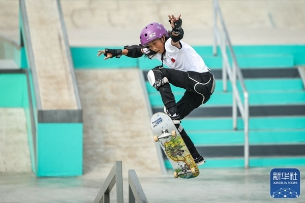 9月27日，中國選手崔宸曦在比賽中。當(dāng)日，在錢塘輪滑中心舉行的杭州亞運(yùn)會(huì)女子街式?jīng)Q賽中，中國選手崔宸曦以242.62分的成績奪得冠軍，曾文蕙獲得亞軍，日本選手伊藤美優(yōu)獲得季軍。新華社記者 潘昱龍攝