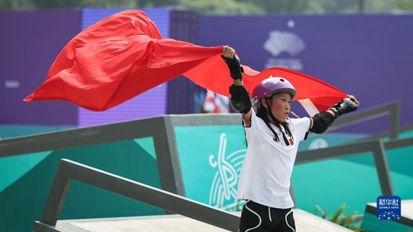 9月27日，崔宸曦在賽后慶祝奪冠。當(dāng)日，在錢塘輪滑中心舉行的杭州亞運會女子街式?jīng)Q賽中，中國選手崔宸曦以242.62分的成績奪得冠軍，曾文蕙獲得亞軍，日本選手伊藤美優(yōu)獲得季軍。新華社記者 潘昱龍攝