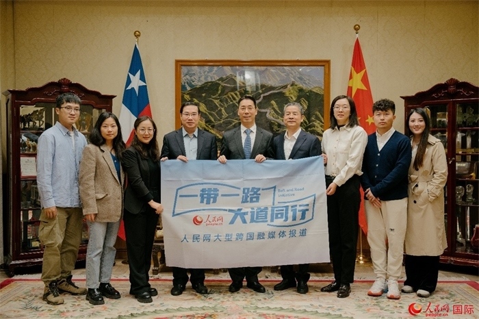 牛清報大使（中）與人民網(wǎng)、人民日報社記者合影。 人民網(wǎng)記者 張若涵攝