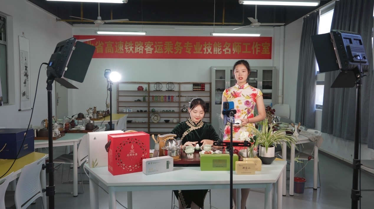 學生們正在直播。受訪單位供圖