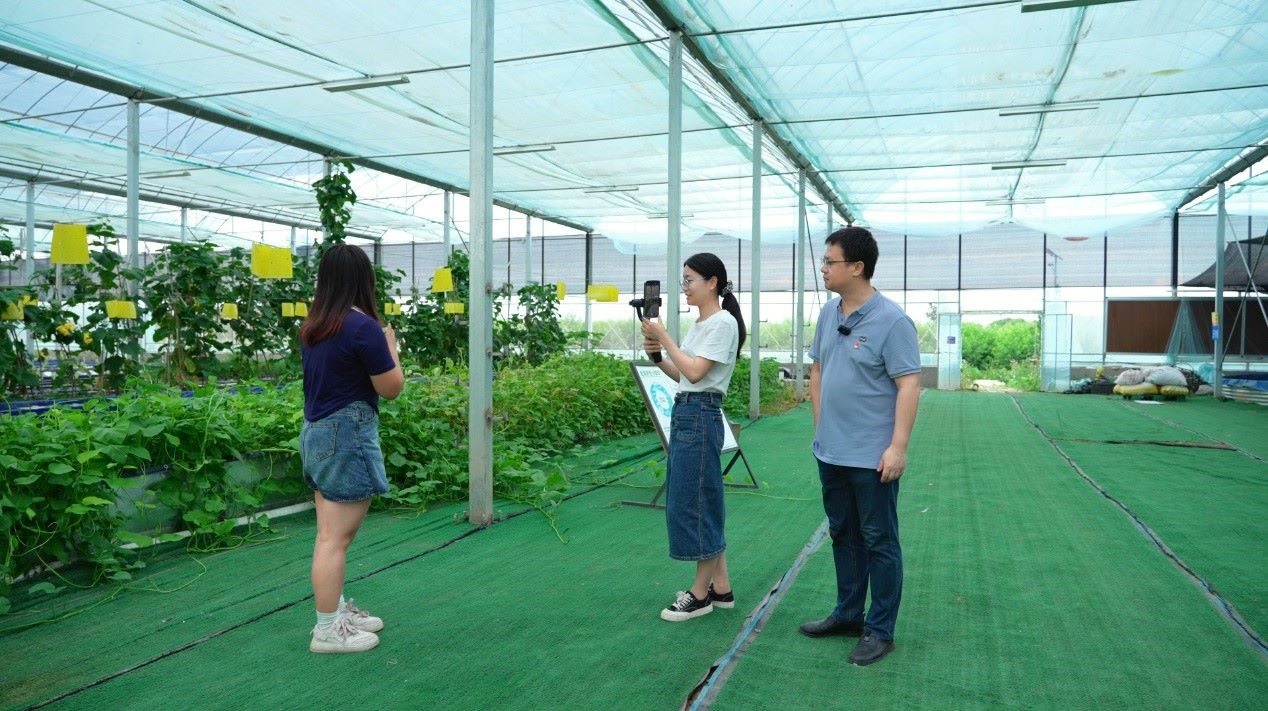 學生們正在現(xiàn)場直播。受訪單位供圖