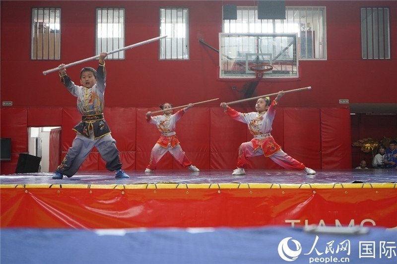 圖為開(kāi)幕式現(xiàn)場(chǎng)兒童武術(shù)表演。人民網(wǎng)記者 許放攝