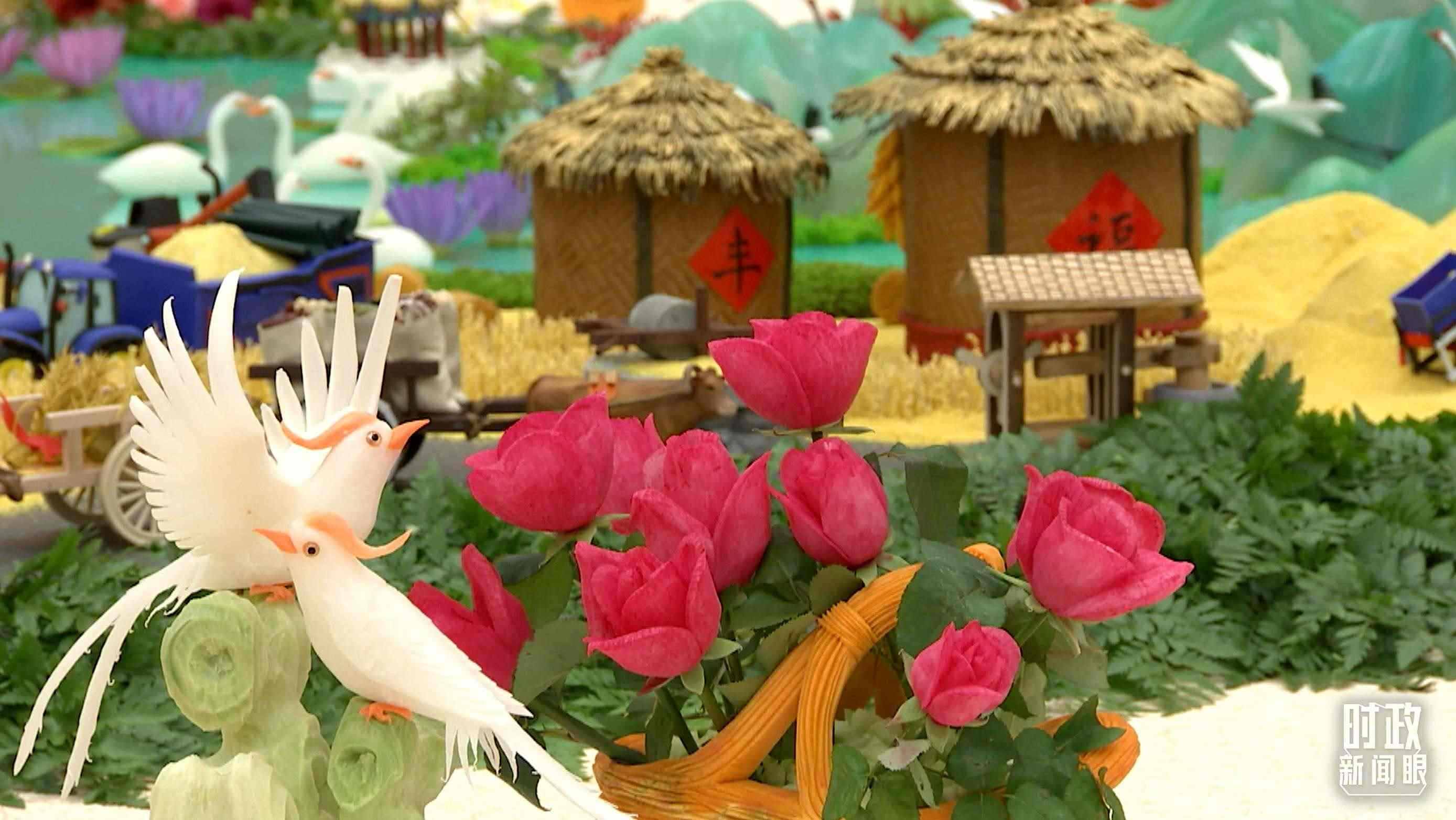 △宴會(huì)廳內(nèi)，節(jié)日氛圍濃郁。