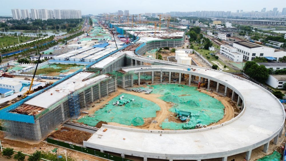 9月9日拍攝的海口新海港和南港“二線口岸”（貨運(yùn)）集中查驗(yàn)場所建設(shè)項(xiàng)目（無人機(jī)照片）。該項(xiàng)目是海南自貿(mào)港封關(guān)運(yùn)作重點(diǎn)項(xiàng)目。新華社記者 楊冠宇 攝