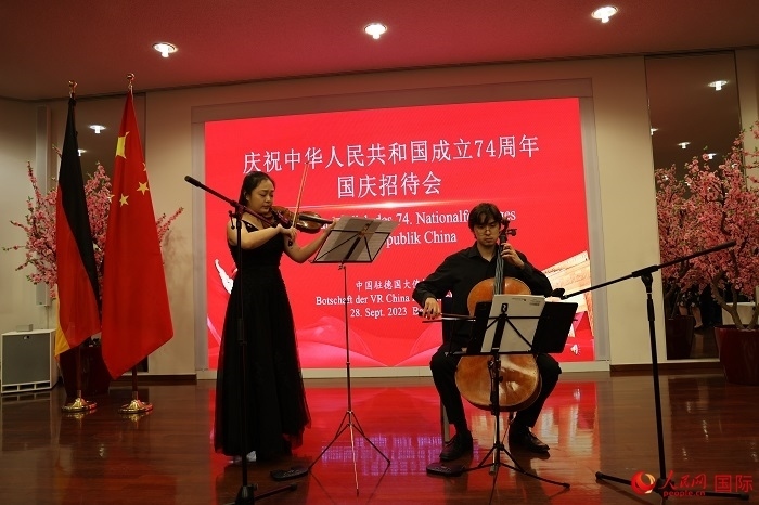 青年音樂家為來賓們現(xiàn)場演奏《我和我的祖國》。人民網(wǎng)記者 劉仲華攝