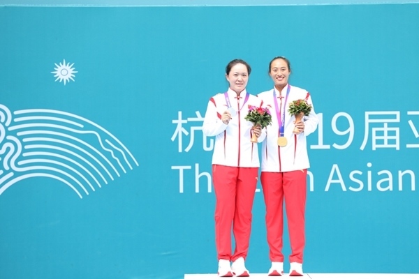 9月29日，鄭欽文(右)和朱琳在頒獎(jiǎng)儀式上合影。當(dāng)日，在杭州亞運(yùn)會(huì)網(wǎng)球女子單打決賽中，中國代表團(tuán)選手鄭欽文2:0戰(zhàn)勝隊(duì)友朱琳奪得冠軍。人民網(wǎng)記者 李乃妍攝