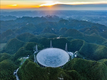 “中國天眼”全景（維護保養(yǎng)期間拍攝）。新華社記者 歐東衢 攝