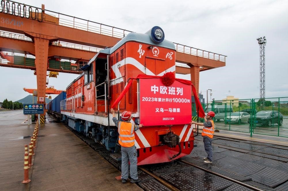 △2023年7月29日，滿載110個標箱出口貨物的X8020次中歐班列從浙江義烏西站準備啟程。