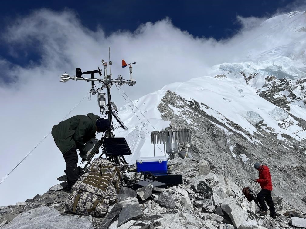科考隊員在海拔6450米架設(shè)自動氣象站（9月25日攝）。（圖片由第二次青藏科考隊科考隊員提供）
